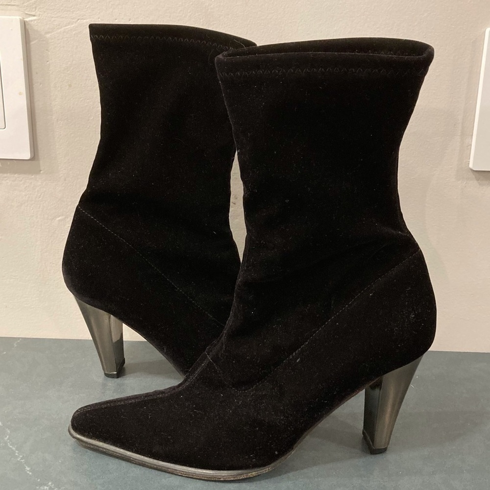 BCBGMAXAZRIA sz 8.5 black velvet stretch heel booties metallic heel